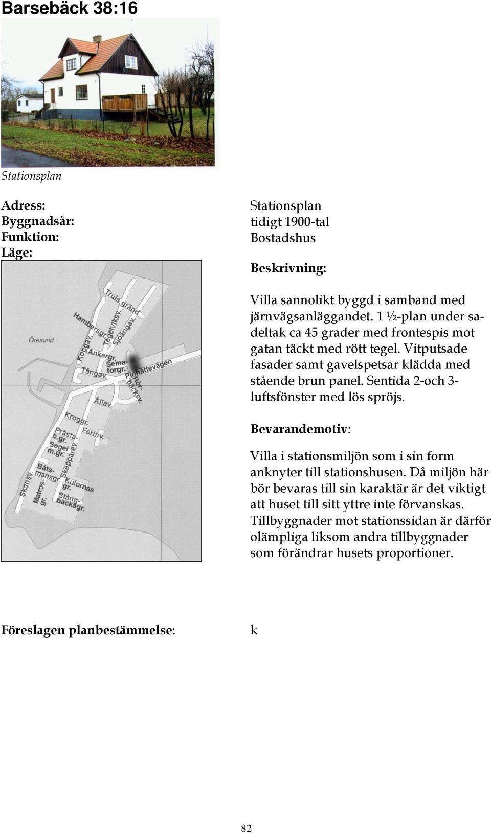 Sentida 2-och 3- luftsfönster med lös spröjs. Villa i stationsmiljön som i sin form anknyter till stationshusen.