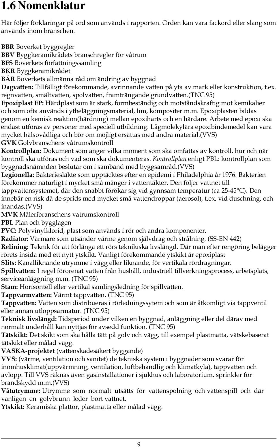 förekommande, avrinnande vatten på yta av mark eller konstruktion, t.ex. regnvatten, smältvatten, spolvatten, framträngande grundvatten.