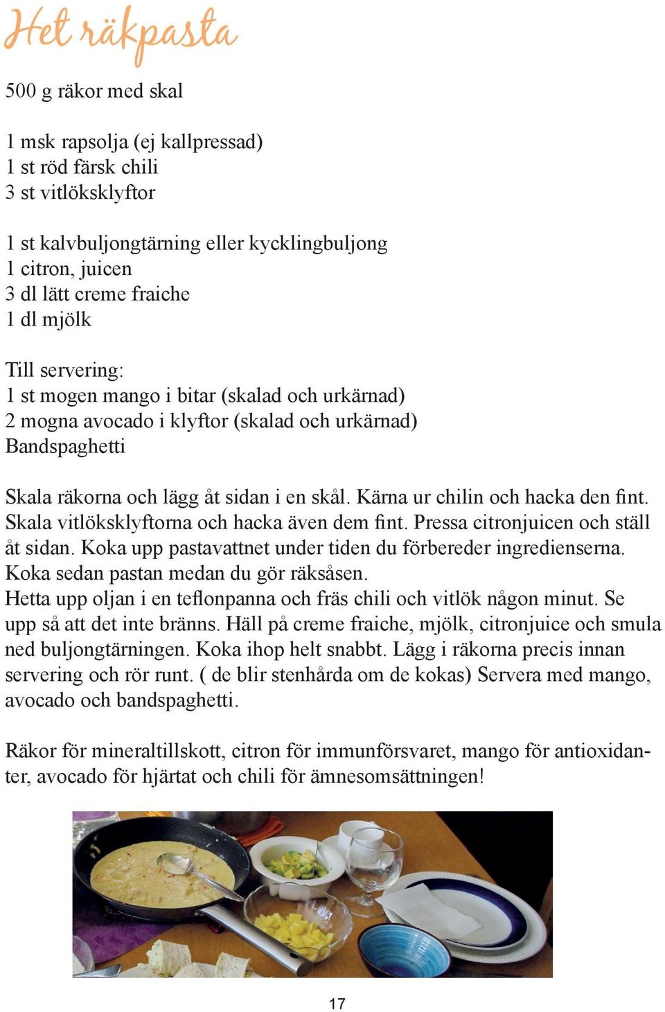 Kärna ur chilin och hacka den fint. Skala vitlöksklyftorna och hacka även dem fint. Pressa citronjuicen och ställ åt sidan. Koka upp pastavattnet under tiden du förbereder ingredienserna.