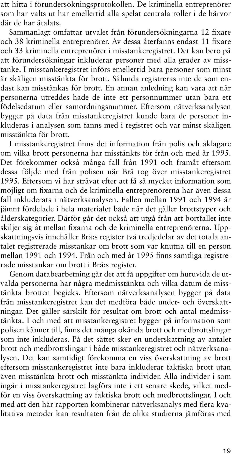 Det kan bero på att förundersökningar inkluderar personer med alla grader av misstanke. I misstankeregistret införs emellertid bara personer som minst är skäligen misstänkta för brott.