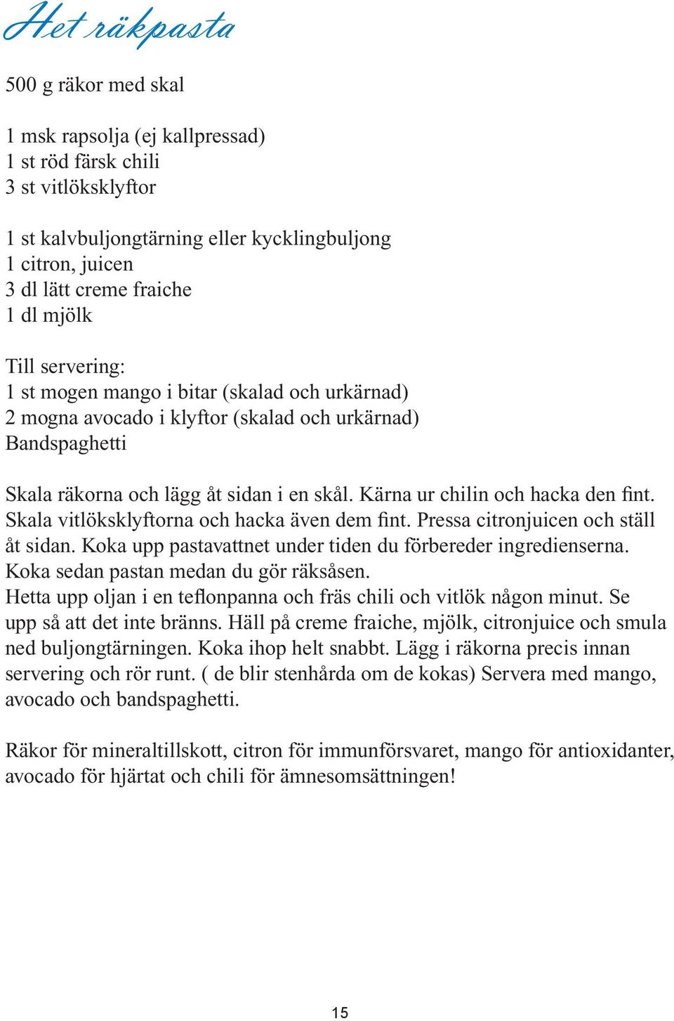 Kärna ur chilin och hacka den fint. Skala vitlöksklyftorna och hacka även dem fint. Pressa citronjuicen och ställ åt sidan. Koka upp pastavattnet under tiden du förbereder ingredienserna.