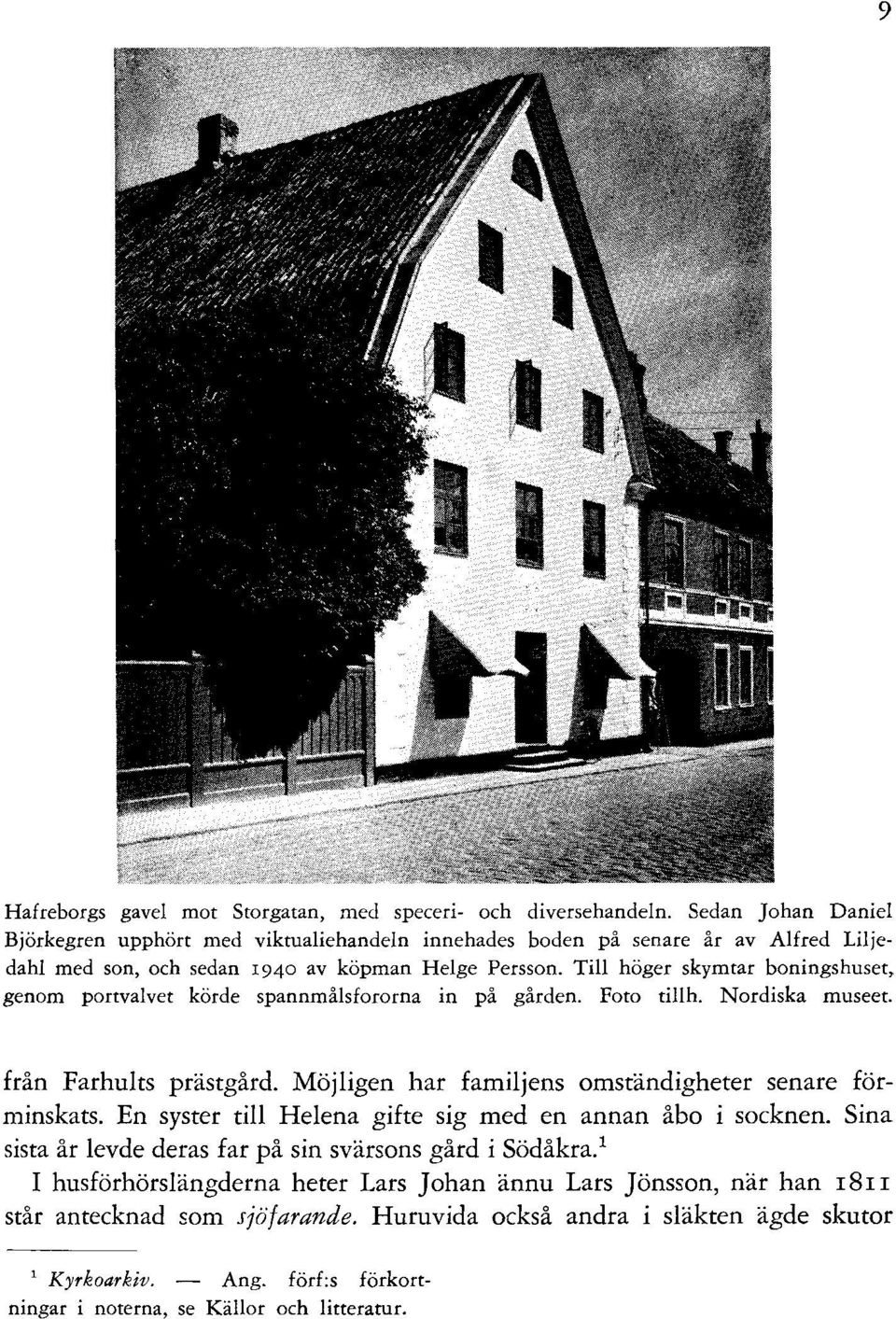 Till höger skymtar boningshuset, genom portvalvet körde spannmålsfororna in på gården. Foto tillh. Nordiska museet. från Farhults prästgård.
