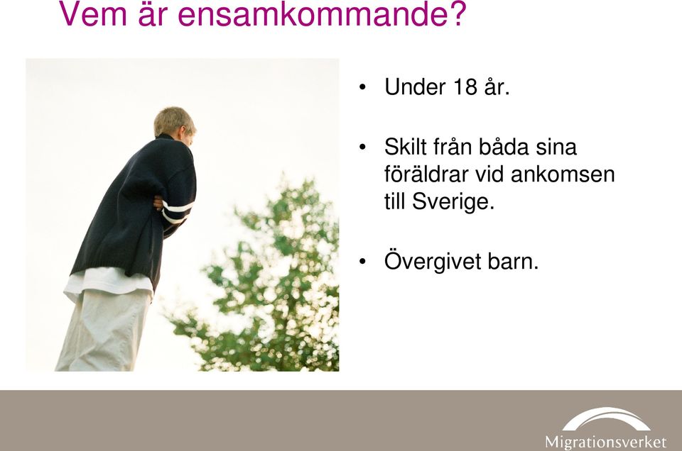 Skilt från båda sina