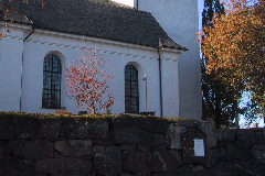 Ramsbergs kyrka 1:1 och 1:2, Ramsbergs församling, Lindesbergs kommun, Örebro län BESKRIVNING OCH HISTORIK Kyrkomiljön Kyrkan ligger på en markant höjd i Ramsberg, ett i dag glest bebyggt samhälle