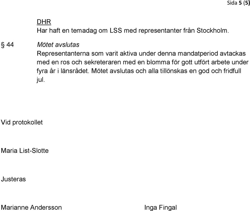 och sekreteraren med en blomma för gott utfört arbete under fyra år i länsrådet.