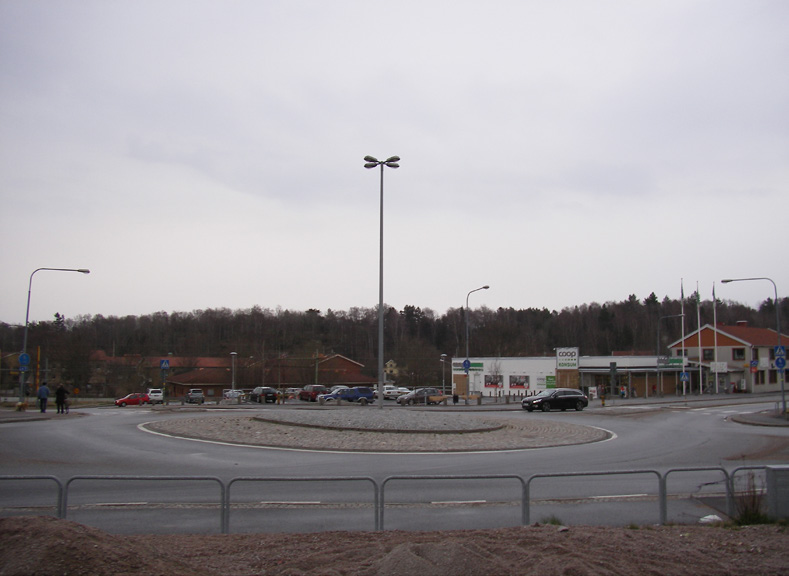 6. Området vid nedre delen av Goodtown Nedre delen av Goodtown utgörs idag av en större grusad yta för parkering. Den grusade ytan och gångbanan delas av med räcken.