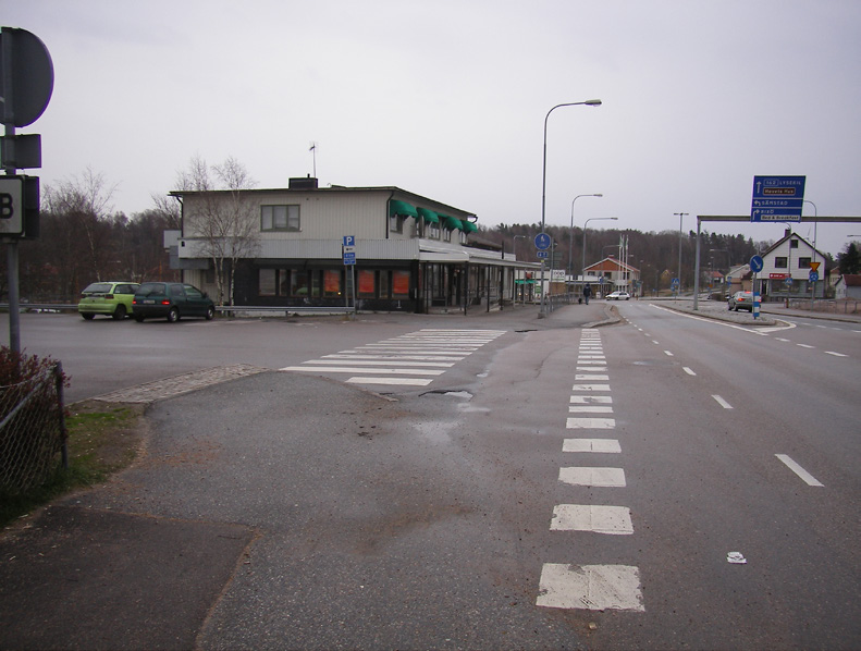 7. Infarten till Husqvarna och Raketservice Området är infart till Husqvarna och Raketservice. Genom infarten finns två rader allmänna parkeringsplatser, infarten går rakt igenom dessa.