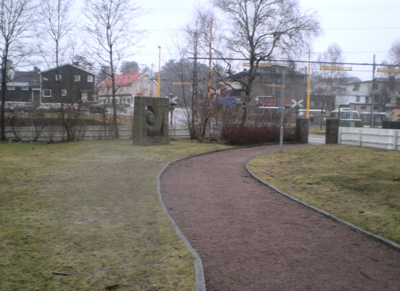 12. Området väster om Sitty möbler samt Nyströms Park Området väster om Sitty möbler utgörs av en gräsyta med enstaka träd. I Nyströms park är gångbanorna försedda med grus.