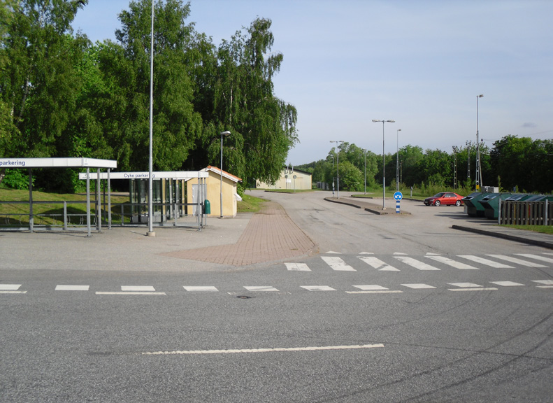 14. Busshållplatsen Området ligger intill järnvägen, i området finns busshållplats, toaletter, pendelparkering samt återvinningsstation.