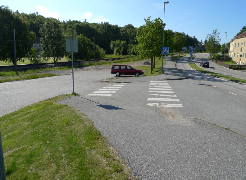 1. Infarten till Brastad från Lysekil Området innefattas av väg 162 söderifrån fram till rondellen. Hastighetsbegränsningen på vägen är 50 km/h.