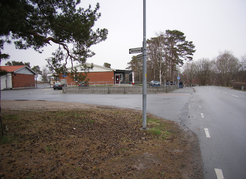 4. Området vid infarten till Stångenässkolan Hastighetsbegränsningen förbi området är 30 km/h. Gångbana finns från rondellen upp till området.
