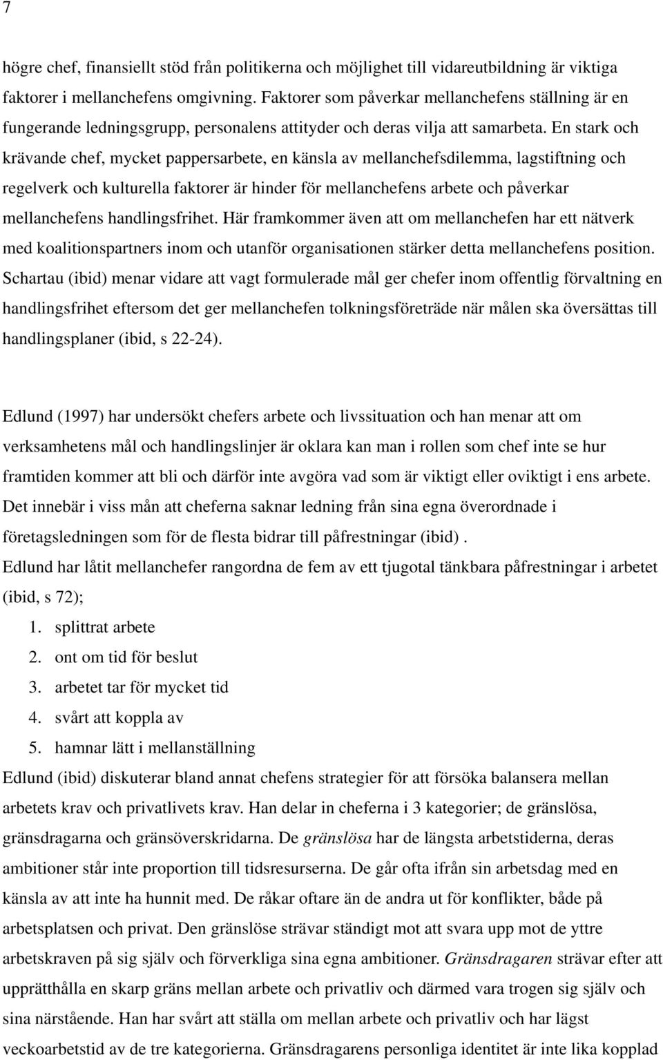 En stark och krävande chef, mycket pappersarbete, en känsla av mellanchefsdilemma, lagstiftning och regelverk och kulturella faktorer är hinder för mellanchefens arbete och påverkar mellanchefens