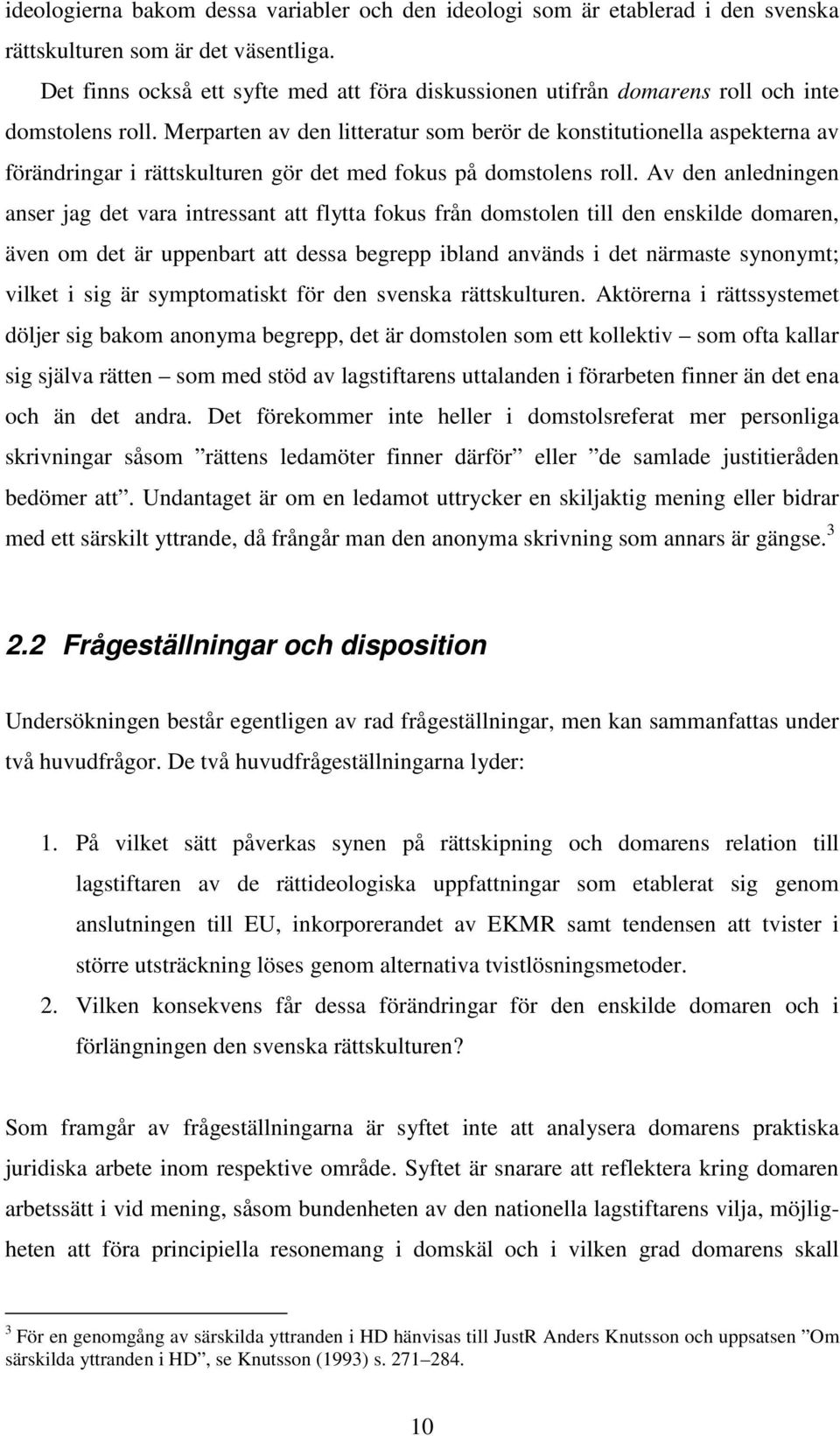 Merparten av den litteratur som berör de konstitutionella aspekterna av förändringar i rättskulturen gör det med fokus på domstolens roll.