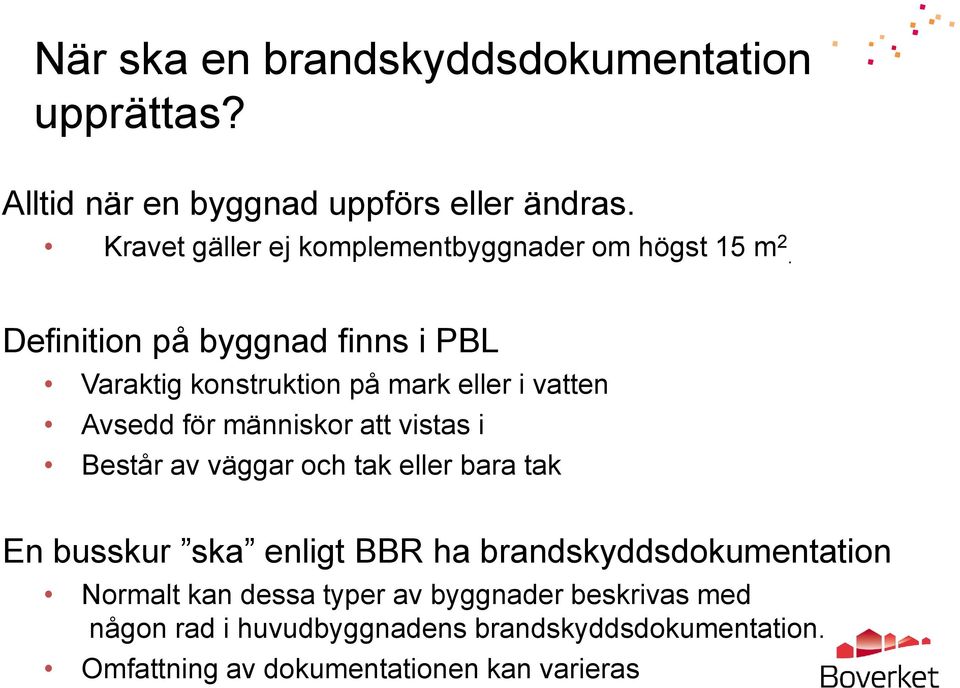 Definition på byggnad finns i PBL Varaktig konstruktion på mark eller i vatten Avsedd för människor att vistas i Består av