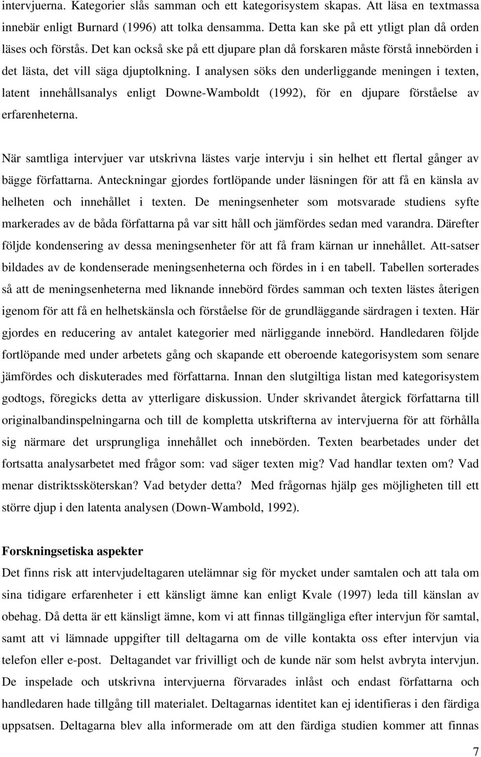 I analysen söks den underliggande meningen i texten, latent innehållsanalys enligt Downe-Wamboldt (1992), för en djupare förståelse av erfarenheterna.