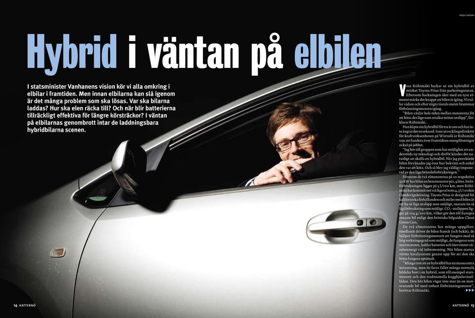 I väntan på elbilarnas genombrott intar de laddningsbara hybridbilarna scenen. Vesa Riihimäki backar ut sin hybridbil av märket Toyota Prius från parkeringsrutan.