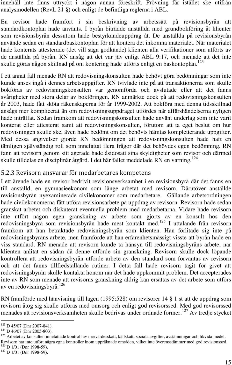 I byrån biträdde anställda med grundbokföring åt klienter som revisionsbyrån dessutom hade bestyrkandeuppdrag åt.