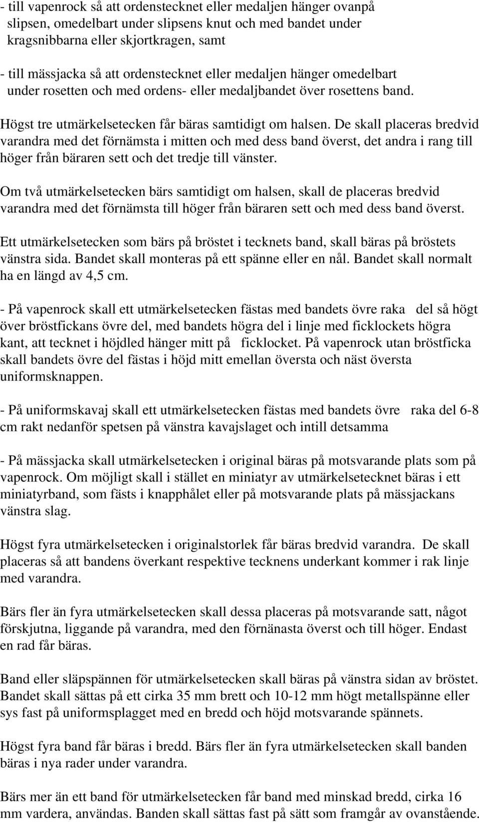 De skall placeras bredvid varandra med det förnämsta i mitten och med dess band överst, det andra i rang till höger från bäraren sett och det tredje till vänster.