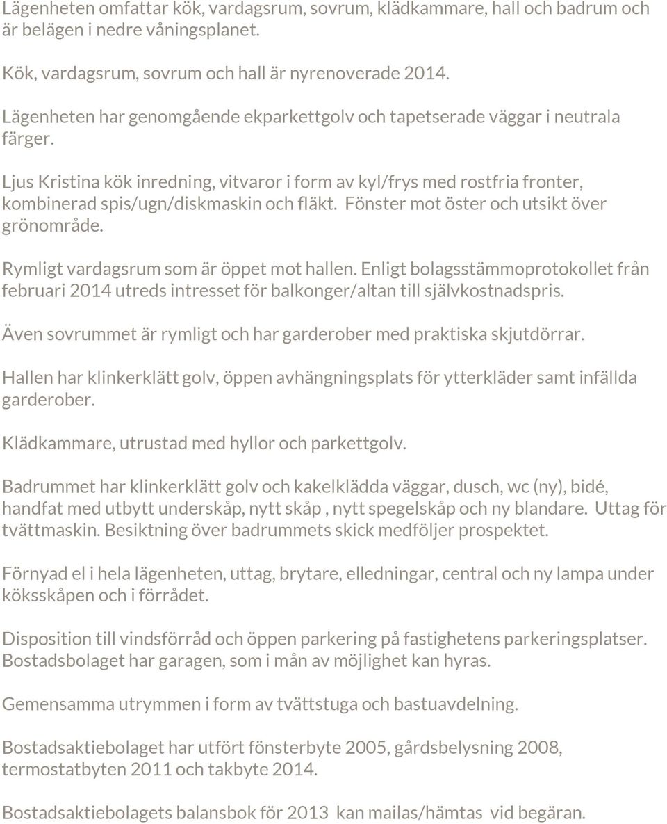 Ljus Kristina kök inredning, vitvaror i form av kyl/frys med rostfria fronter, kombinerad spis/ugn/diskmaskin och fläkt. Fönster mot öster och utsikt över grönområde.