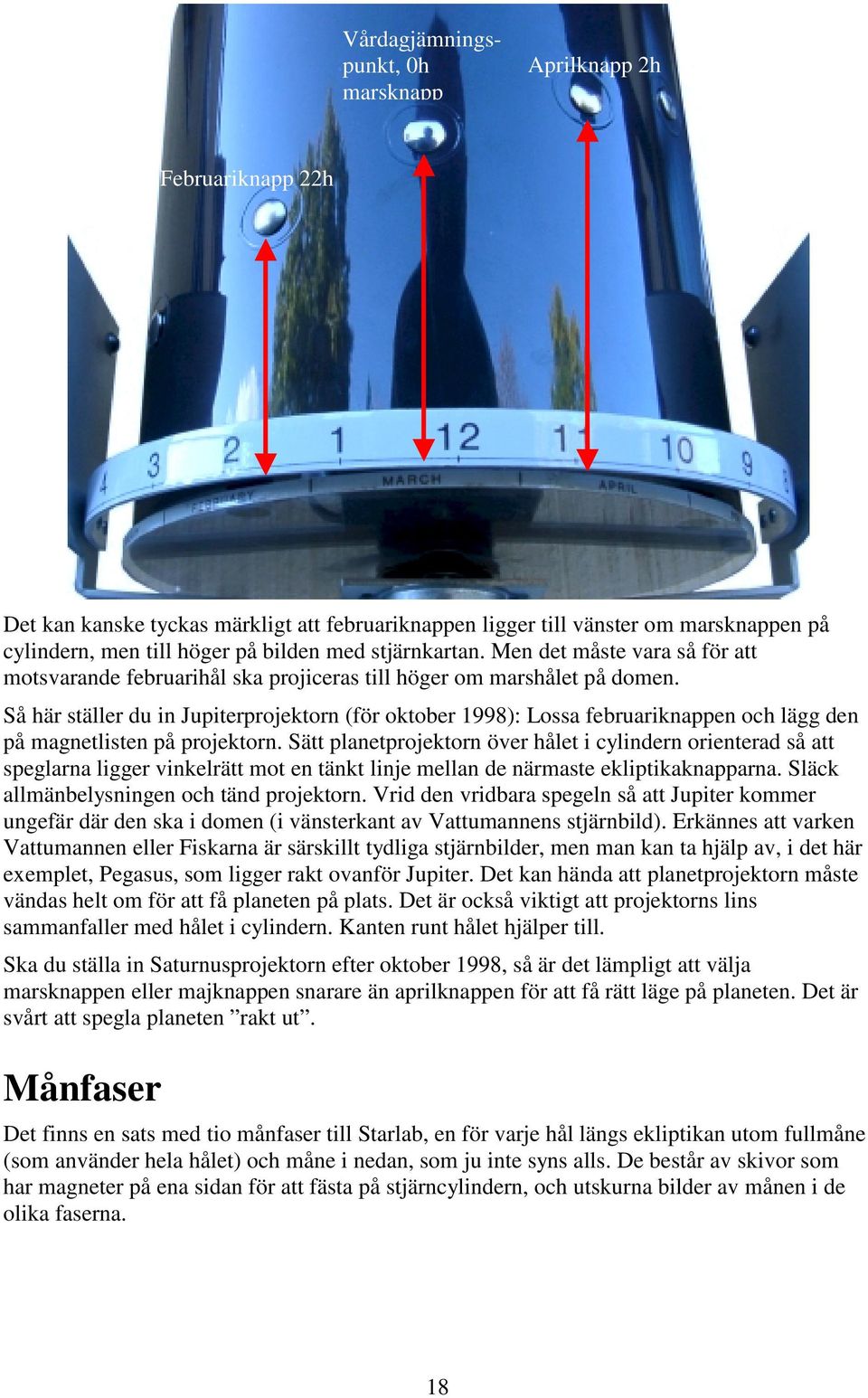 Så här ställer du in Jupiterprojektorn (för oktober 1998): Lossa februariknappen och lägg den på magnetlisten på projektorn.