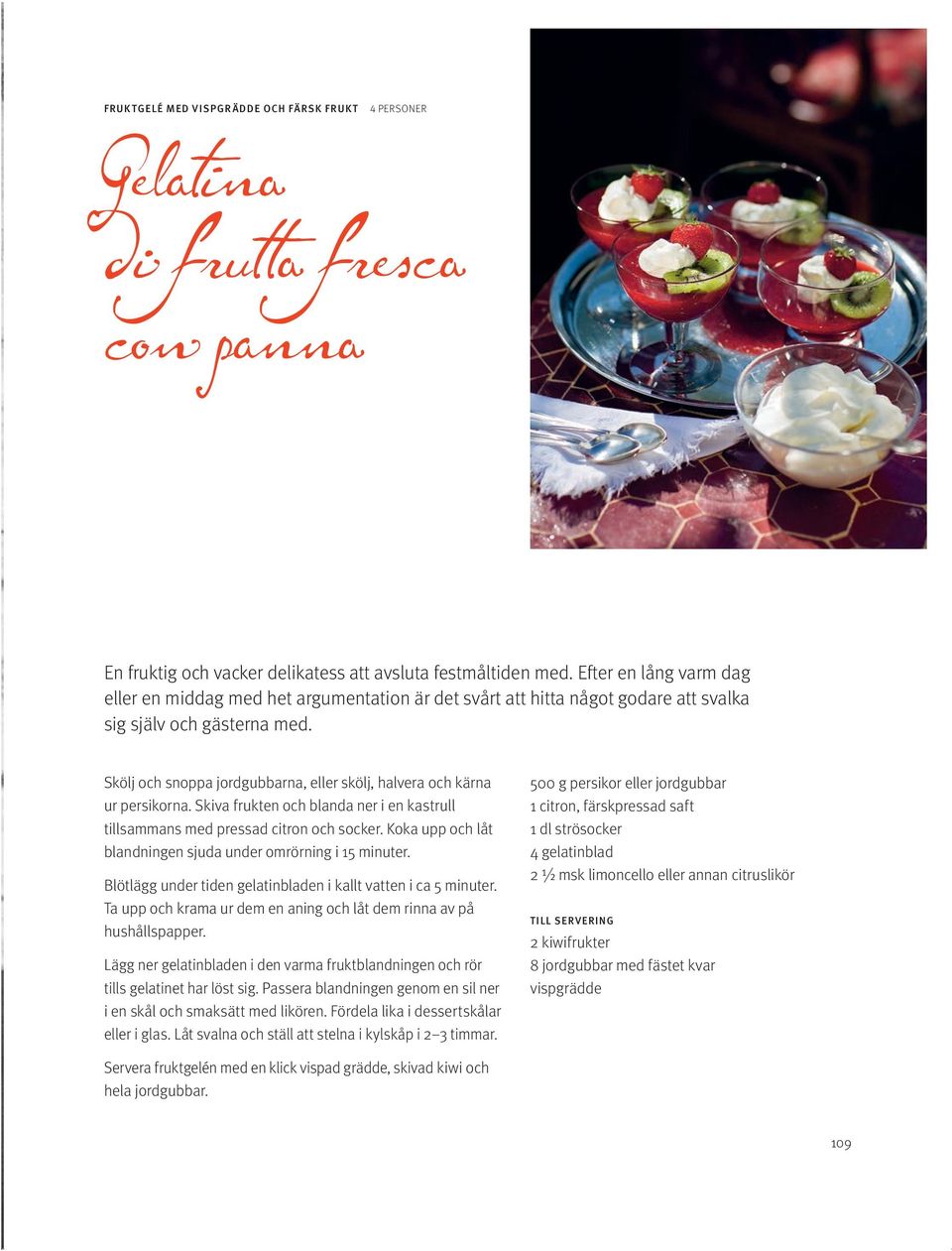 Skölj och snoppa jordgubbarna, eller skölj, halvera och kärna ur persikorna. Skiva frukten och blanda ner i en kastrull tillsammans med pressad citron och socker.