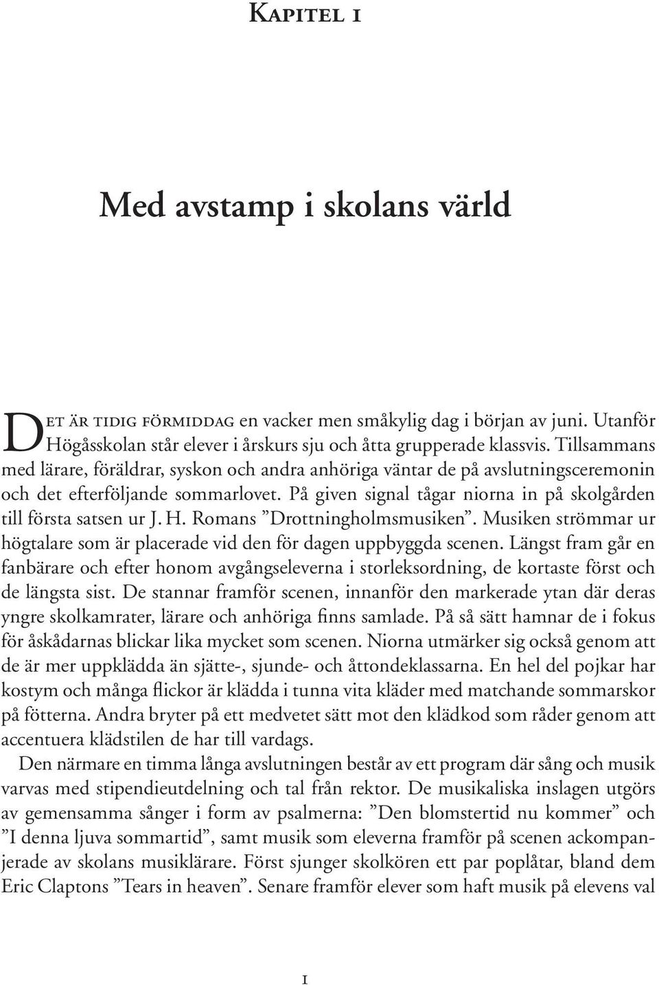 H. Romans Drottningholmsmusiken. Musiken strömmar ur högtalare som är placerade vid den för dagen uppbyggda scenen.