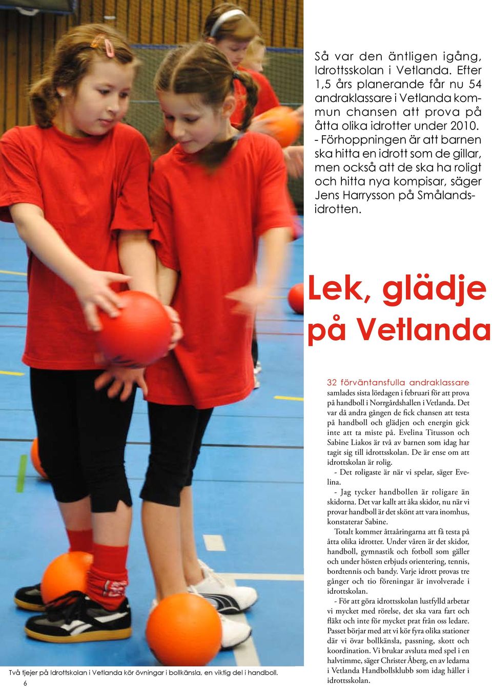 Lek, glädje på Vetlanda Två tjejer på Idrottskolan i Vetlanda kör övningar i bollkänsla, en viktig del i handboll.