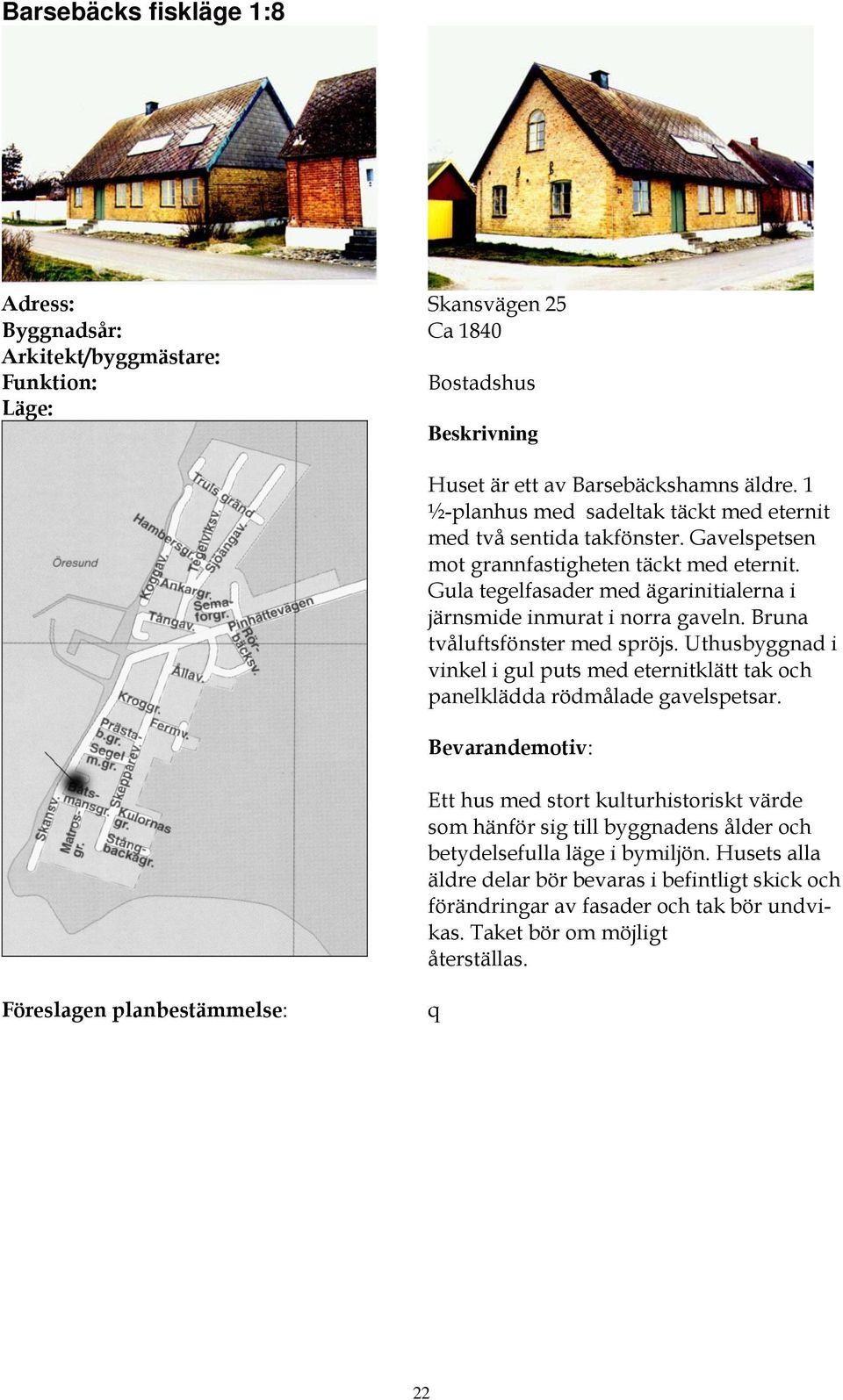 Uthusbyggnad i vinkel i gul puts med eternitklätt tak och panelklädda rödmålade gavelspetsar.