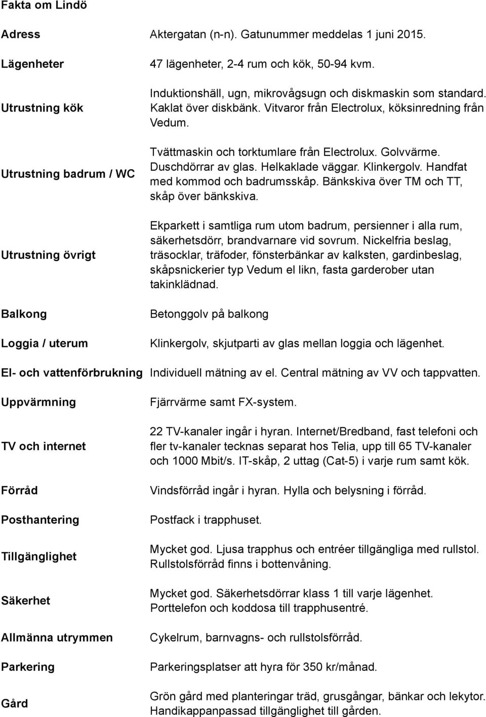 Duschdörrar av glas. Helkaklade väggar. Klinkergolv. Handfat med kommod och badrumsskåp. Bänkskiva över och, skåp över bänkskiva.