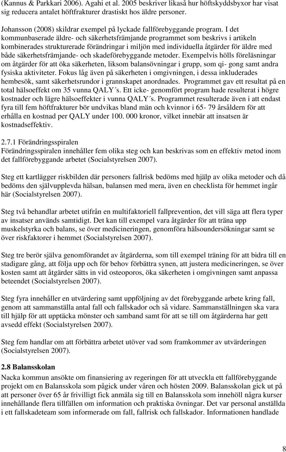 I det kommunbaserade äldre- och säkerhetsfrämjande programmet som beskrivs i artikeln kombinerades strukturerade förändringar i miljön med individuella åtgärder för äldre med både säkerhetsfrämjande-