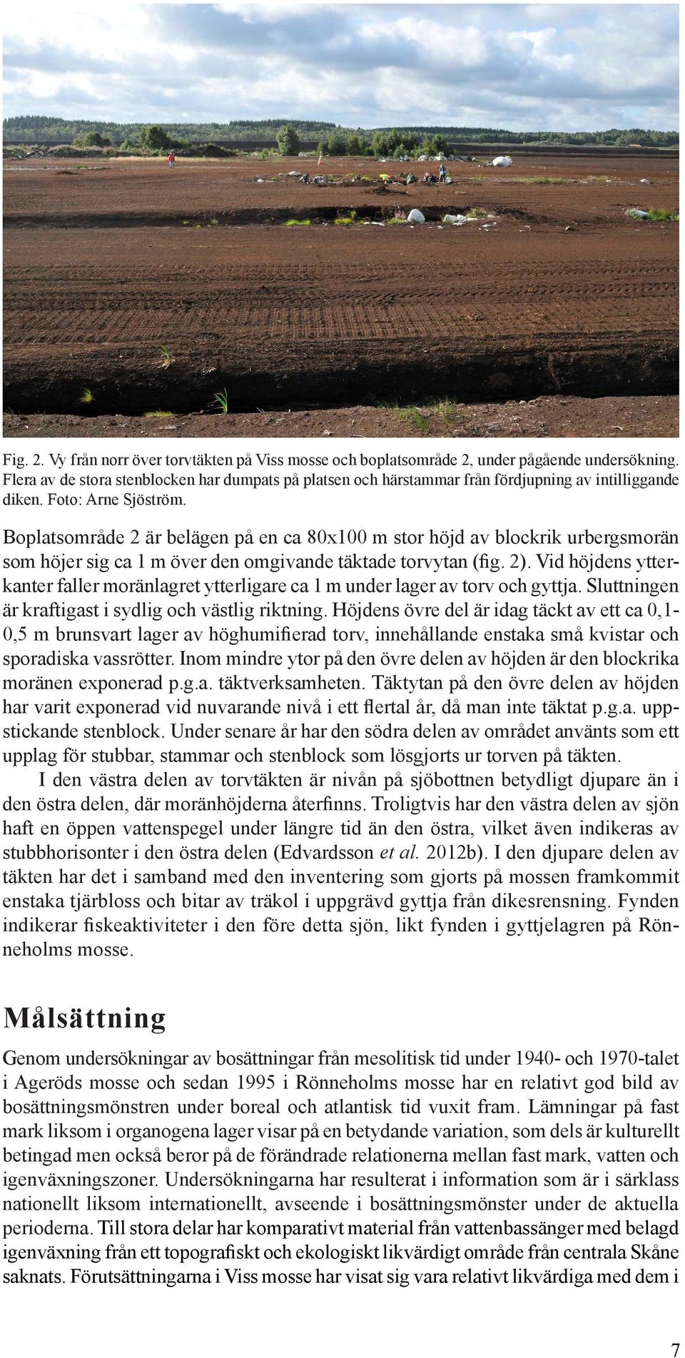 Boplatsområde 2 är belägen på en ca 80x100 m stor höjd av blockrik urbergsmorän som höjer sig ca 1 m över den omgivande täktade torvytan (fig. 2).