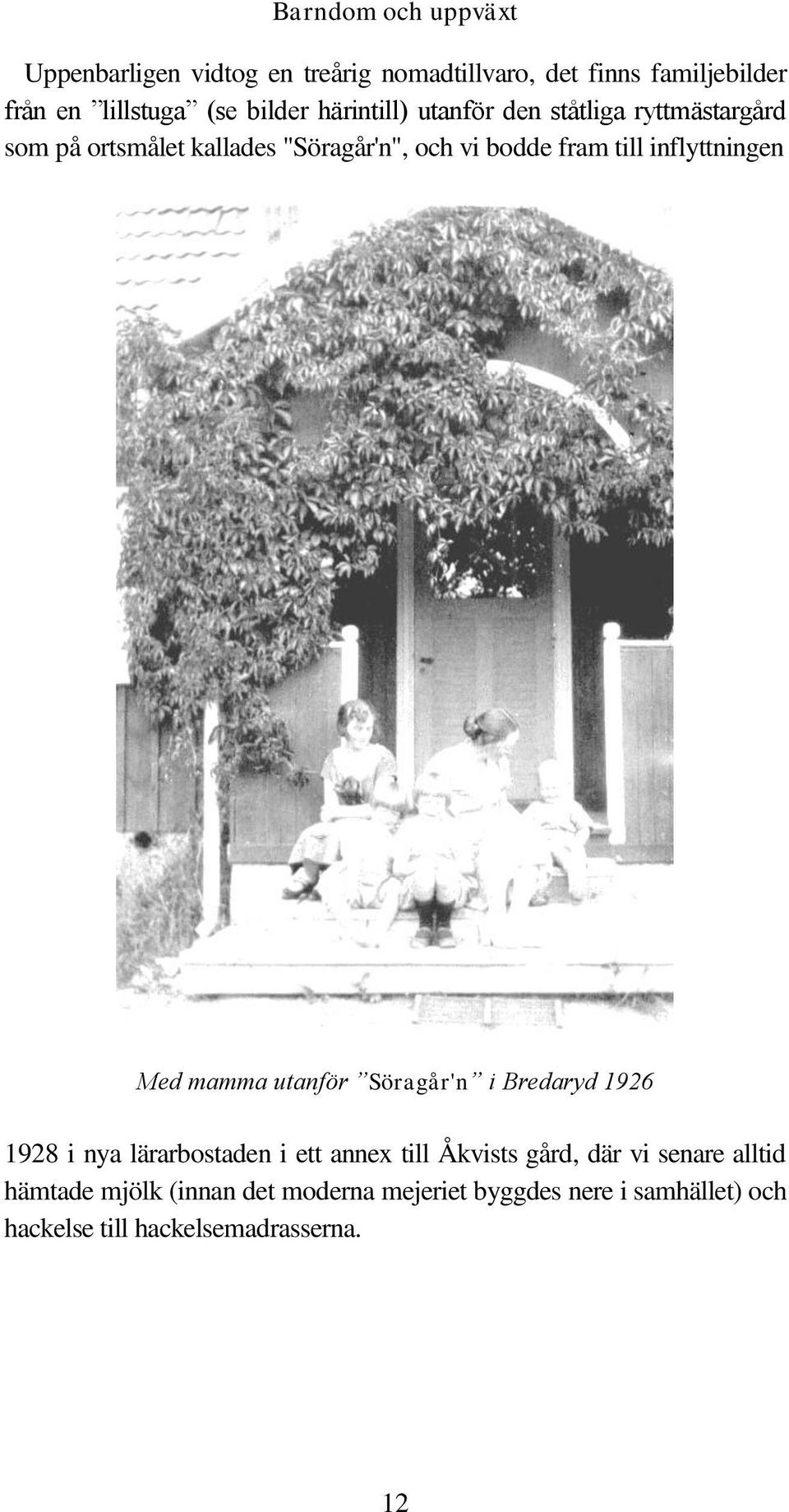 inflyttningen Med mamma utanför Söragår'n i Bredaryd 1926 1928 i nya lärarbostaden i ett annex till Åkvists gård, där