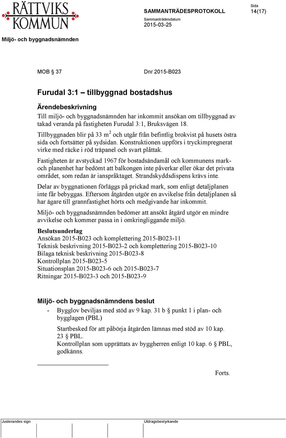 Konstruktionen uppförs i tryckimpregnerat virke med räcke i röd träpanel och svart plåttak.