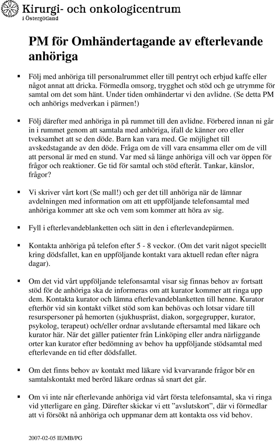 ) Följ därefter med anhöriga in på rummet till den avlidne. Förbered innan ni går in i rummet genom att samtala med anhöriga, ifall de känner oro eller tveksamhet att se den döde. Barn kan vara med.