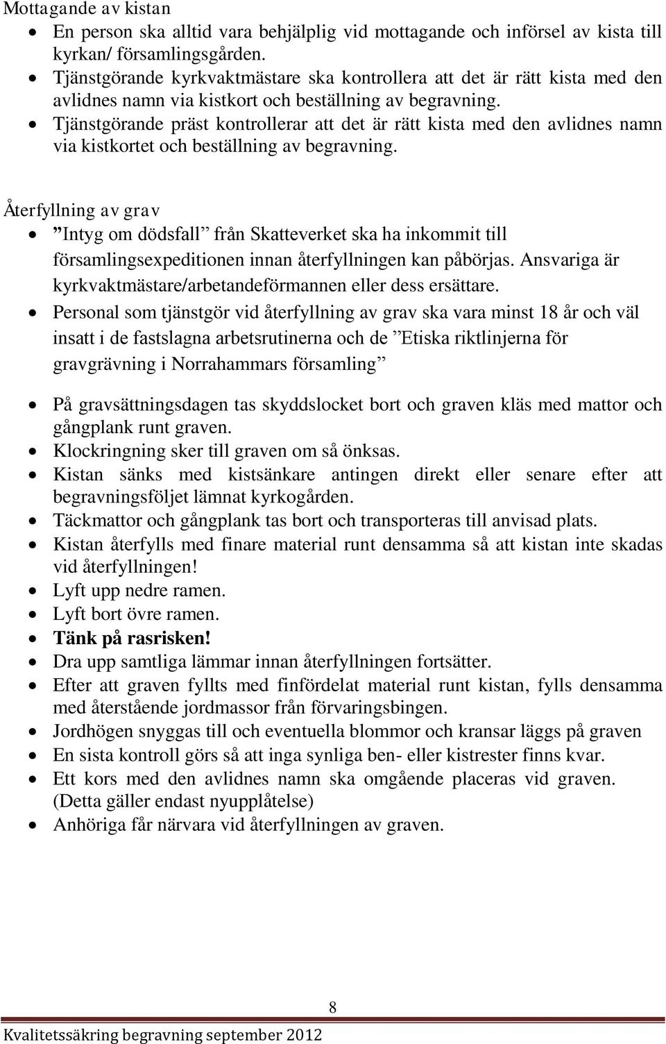 Tjänstgörande präst kontrollerar att det är rätt kista med den avlidnes namn via kistkortet och beställning av begravning.