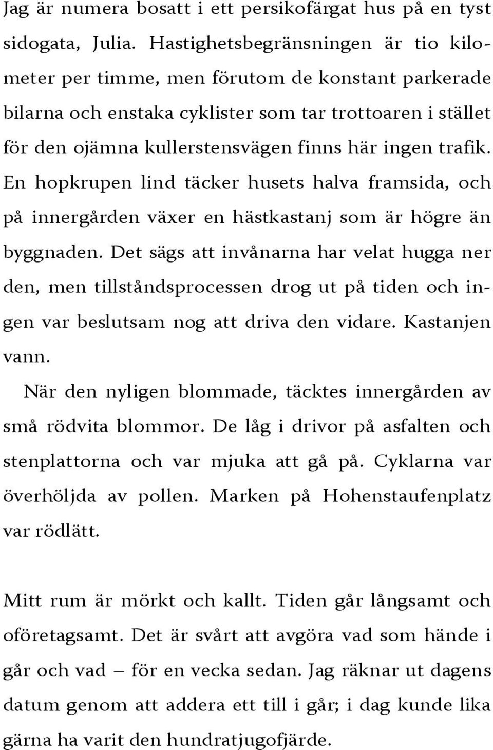 En hopkrupen lind täcker husets halva framsida, och på innergården växer en hästkastanj som är högre än byggnaden.