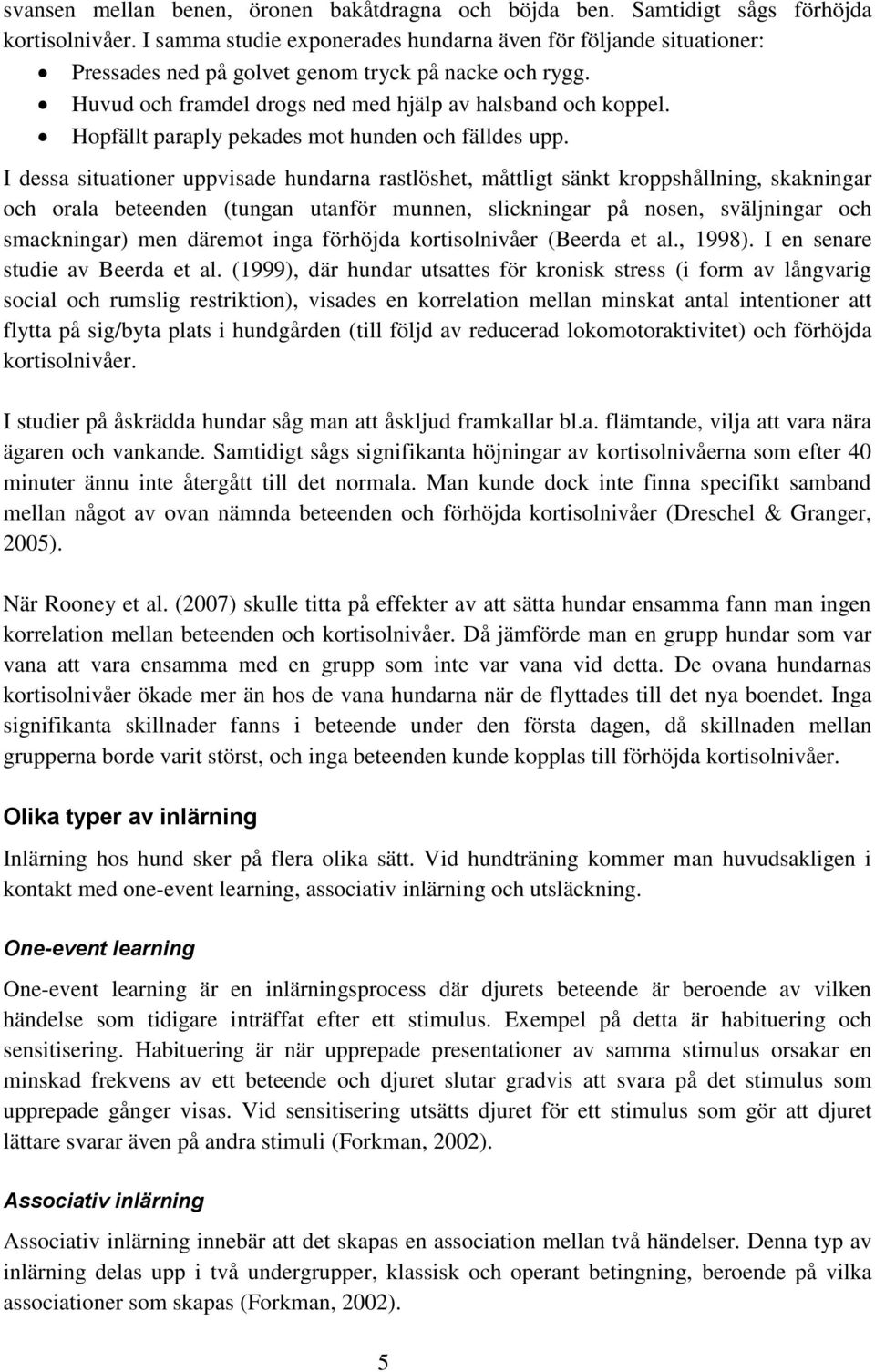 Hopfällt paraply pekades mot hunden och fälldes upp.