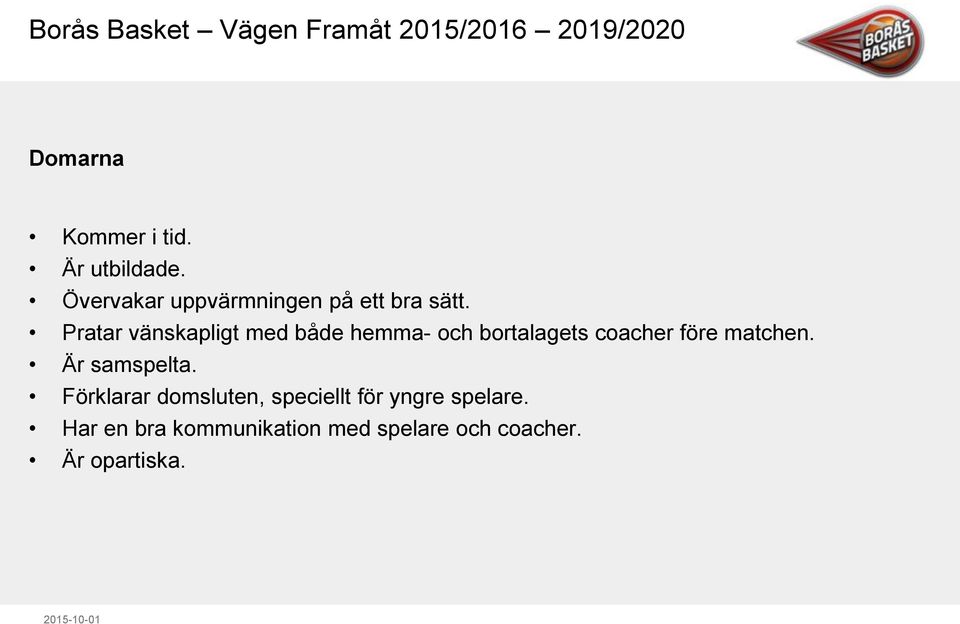 Pratar vänskapligt med både hemma- och bortalagets coacher före