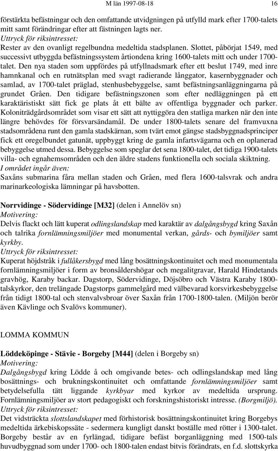 Den nya staden som uppfördes på utfyllnadsmark efter ett beslut 1749, med inre hamnkanal och en rutnätsplan med svagt radierande långgator, kasernbyggnader och samlad, av 1700-talet präglad,