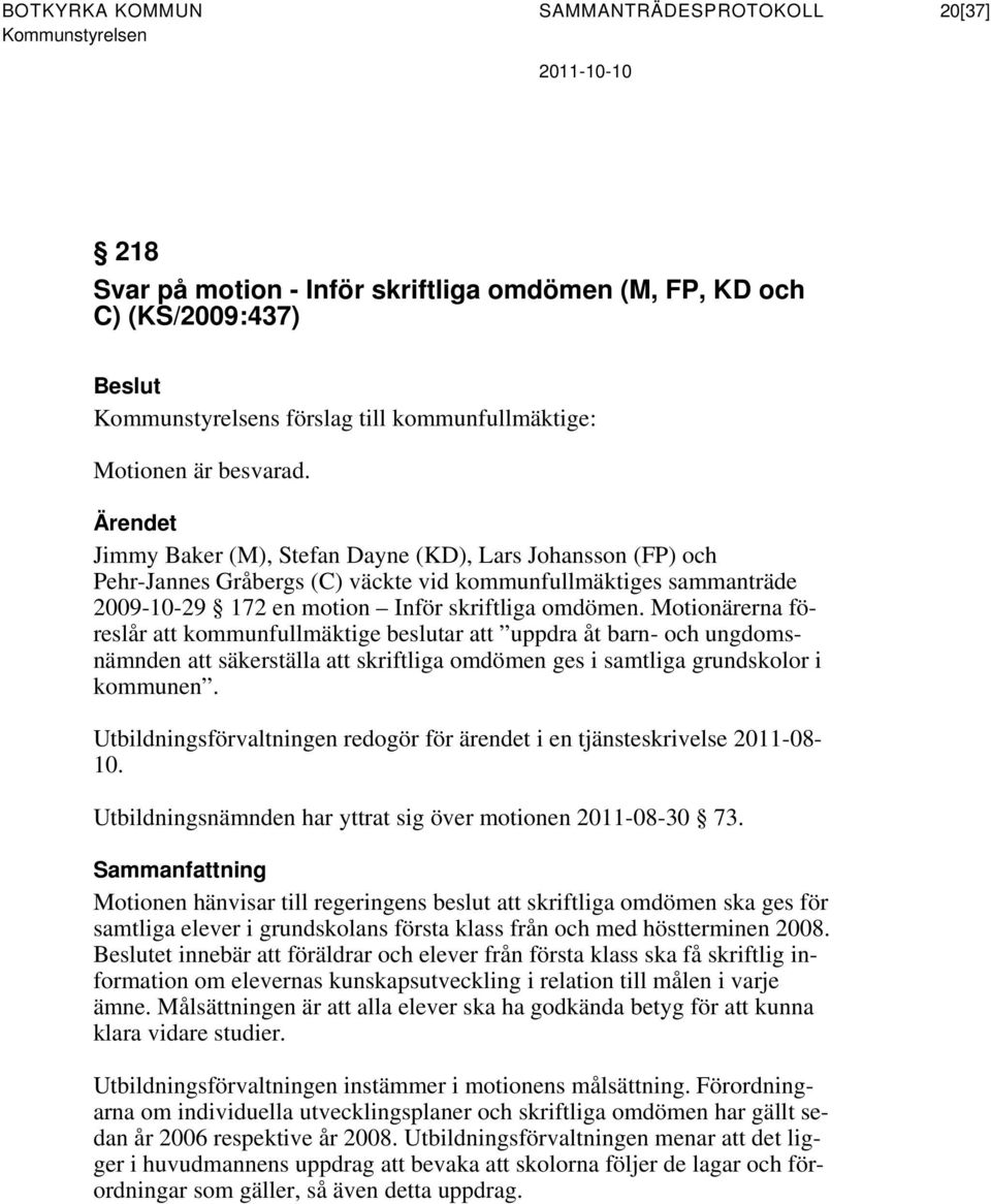 Motionärerna föreslår att kommunfullmäktige beslutar att uppdra åt barn- och ungdomsnämnden att säkerställa att skriftliga omdömen ges i samtliga grundskolor i kommunen.