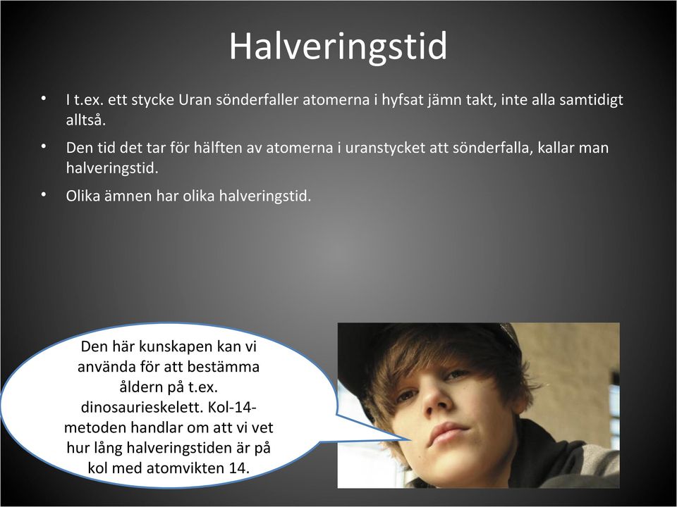 Den tid det tar för hälften av atomerna i uranstycket att sönderfalla, kallar man halveringstid.