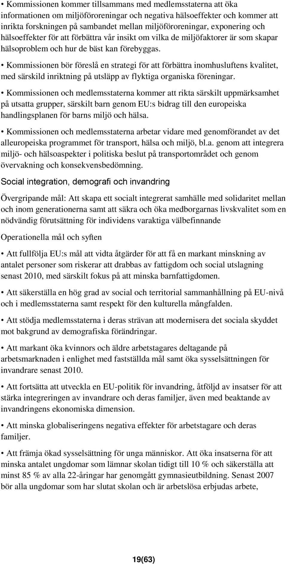 Kommissionen bör föreslå en strategi för att förbättra inomhusluftens kvalitet, med särskild inriktning på utsläpp av flyktiga organiska föreningar.