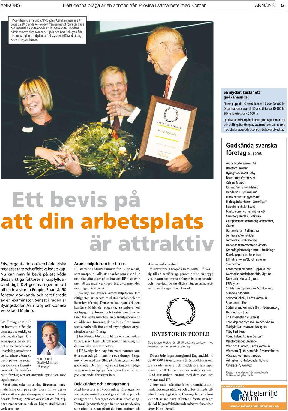 Fondens administrativa chef Marianne Björk och PeO Dahlgren från IIP noterar glatt att diplomet är i styrelseordförande Bengt Rydéns trygga händer.