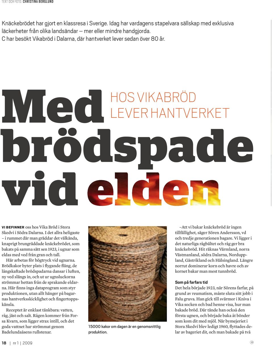 I det allra heligaste i rummet där man gräddar det välkända, knaprigt brungräddade knäckebrödet, som bakats på samma sätt sen 1923, i ugnar som eldas med ved från gran och tall.