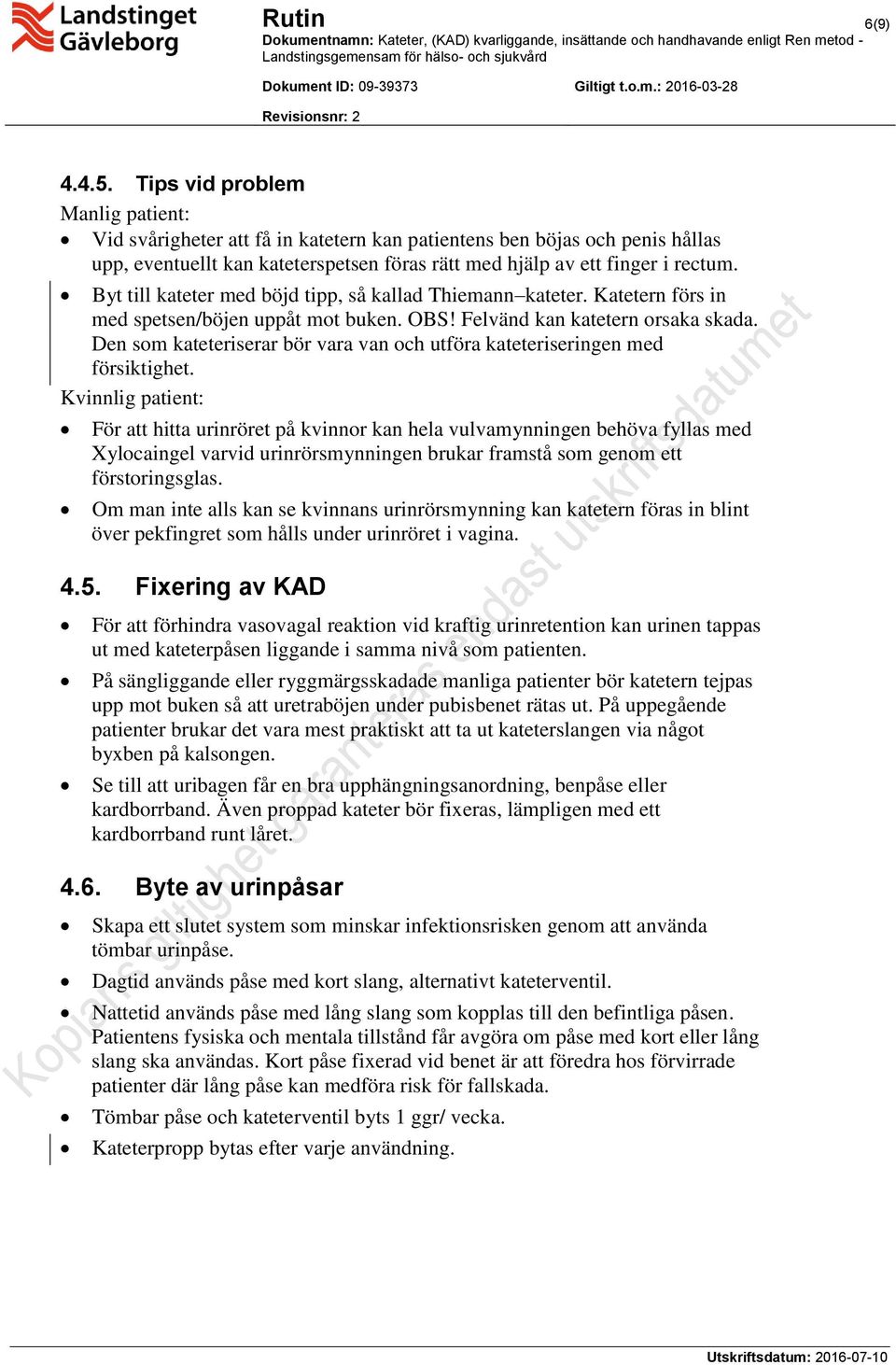 Byt till kateter med böjd tipp, så kallad Thiemann kateter. Katetern förs in med spetsen/böjen uppåt mot buken. OBS! Felvänd kan katetern orsaka skada.