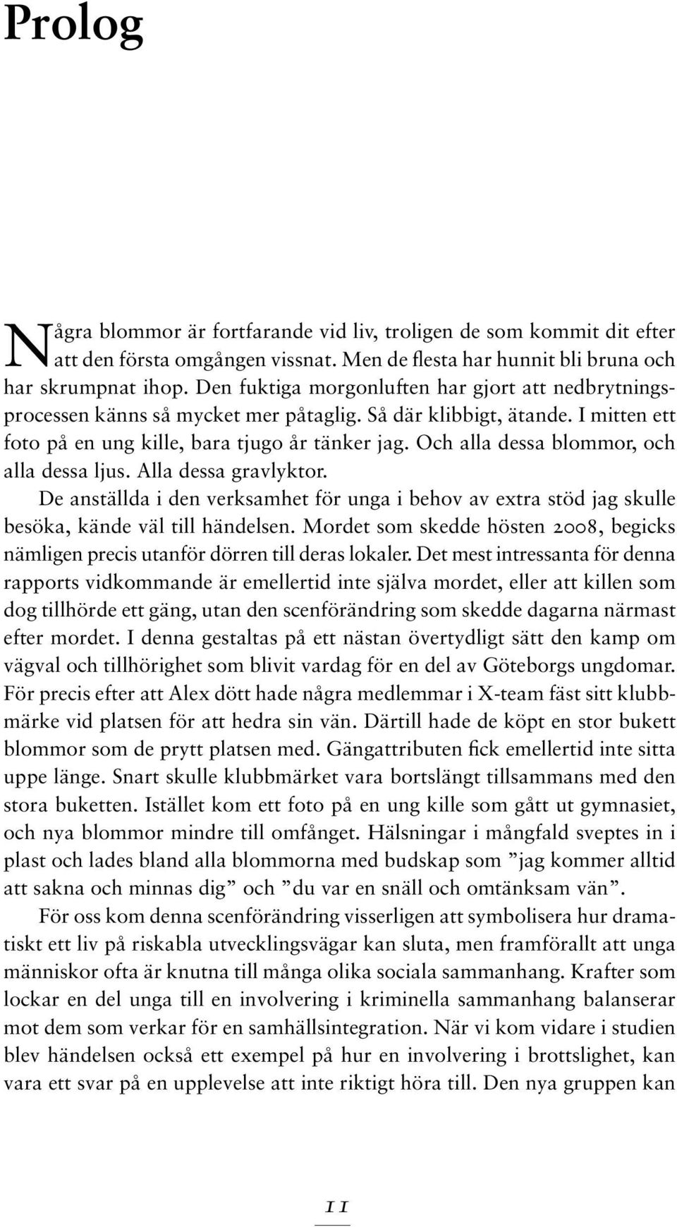 Och alla dessa blommor, och alla dessa ljus. Alla dessa gravlyktor. De anställda i den verksamhet för unga i behov av extra stöd jag skulle besöka, kände väl till händelsen.