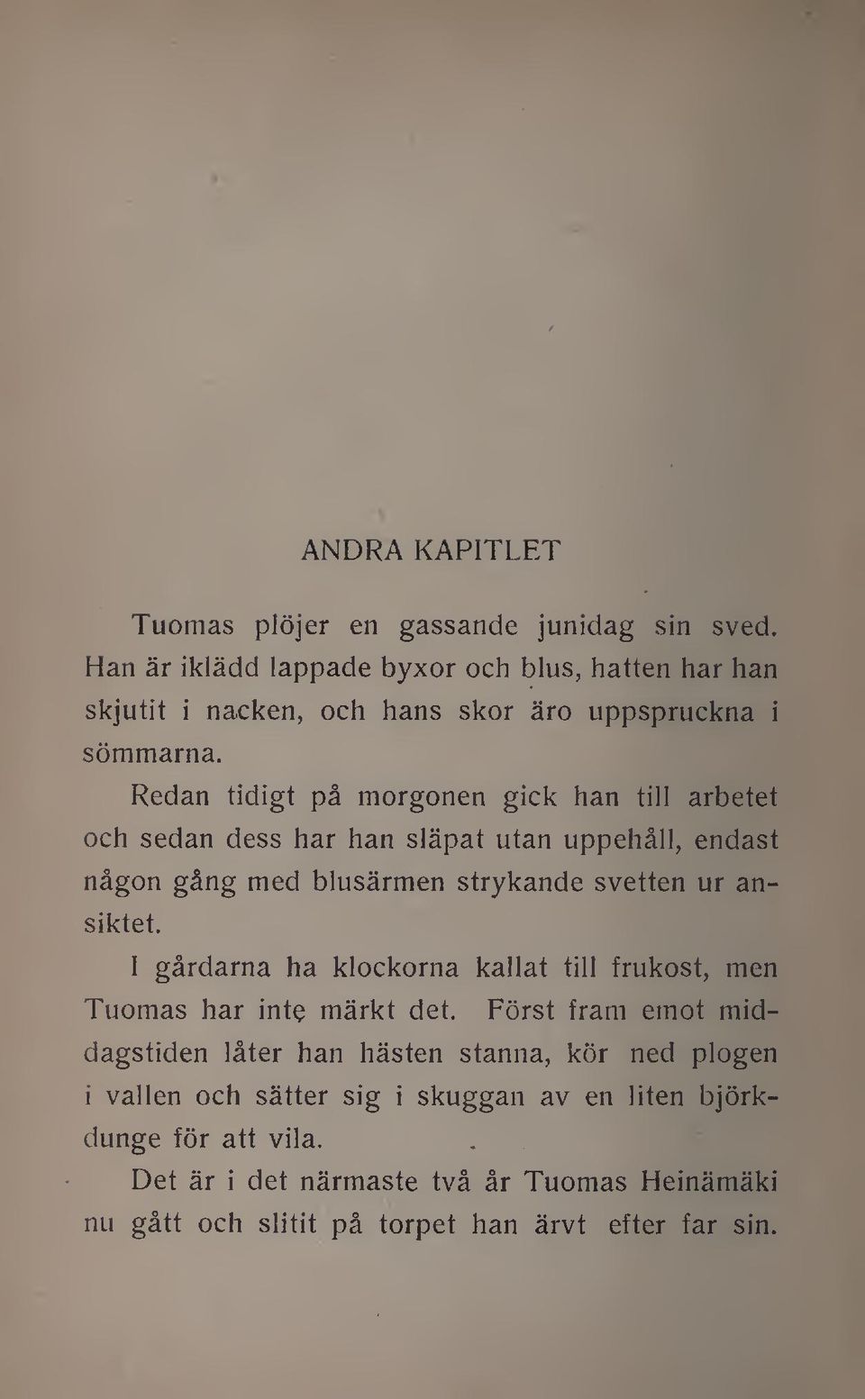 Redan tidigt på morgonen gick han till arbetet och sedan dess har han släpat utan uppehåll, endast någon gång med blusärmen strykande svetten ur ansiktet.