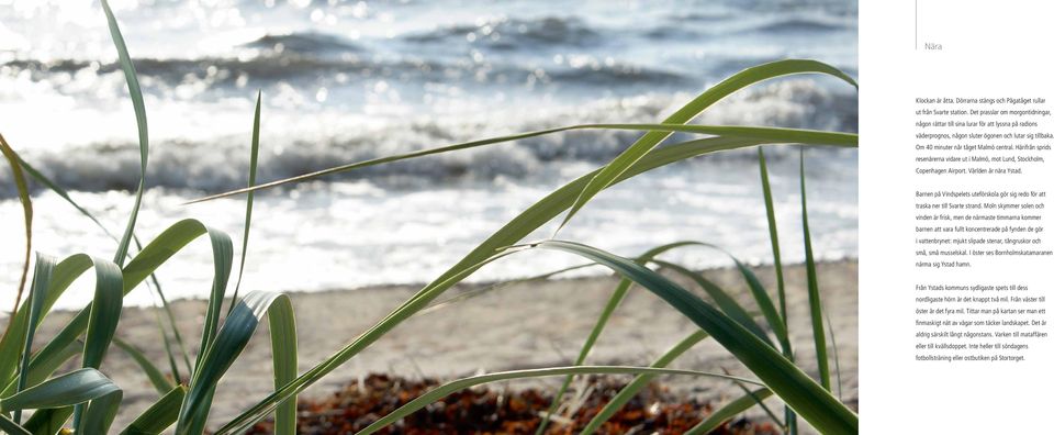 Härifrån sprids resenärerna vidare ut i Malmö, mot Lund, Stockholm, Copenhagen Airport. Världen är nära Ystad. Barnen på Vindspelets uteförskola gör sig redo för att traska ner till Svarte strand.