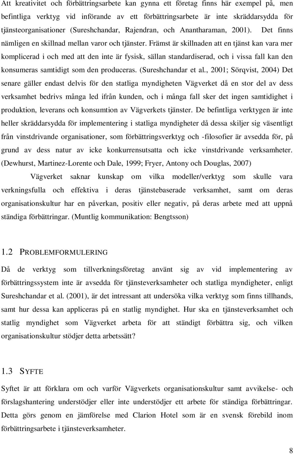 Främst är skillnaden att en tjänst kan vara mer komplicerad i och med att den inte är fysisk, sällan standardiserad, och i vissa fall kan den konsumeras samtidigt som den produceras.