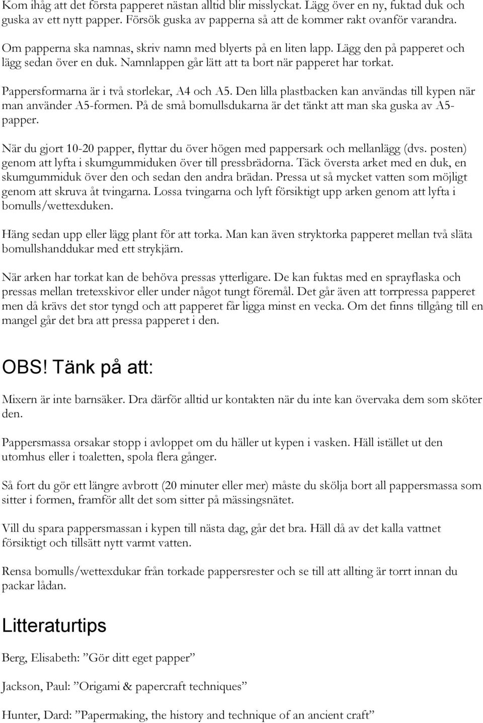 Pappersformarna är i två storlekar, A4 och A5. Den lilla plastbacken kan användas till kypen när man använder A5-formen. På de små bomullsdukarna är det tänkt att man ska guska av A5- papper.